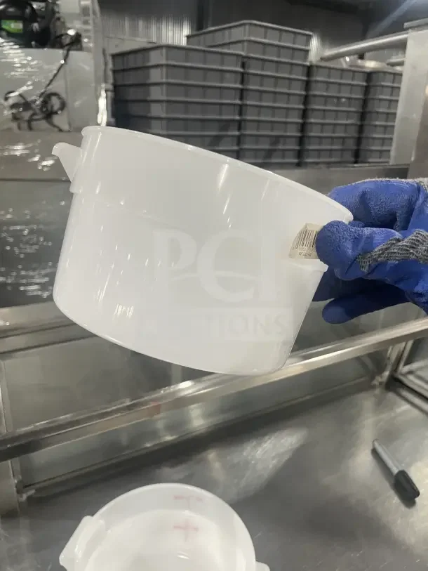 Cambro white round polypropylene food container, model RFS2148, in excellent condition, held by a gloved hand.