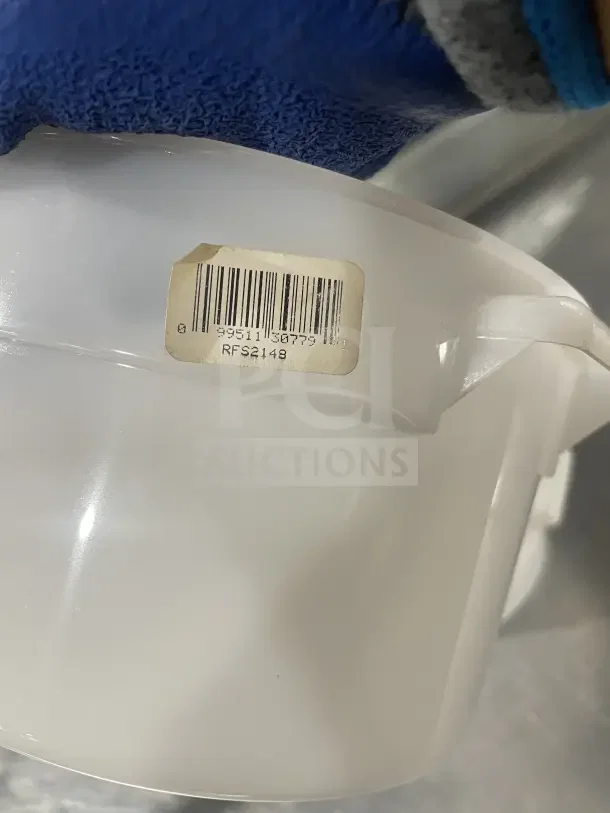 Cambro RFS2148 white round polypropylene food container with barcode label, in clean and excellent condition.