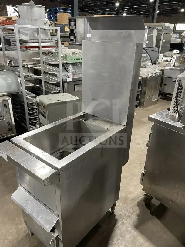 Commercial stainless steel Solstice Supreme pasta cooker with backsplash, on legs. Features sturdy construction, ideal for restaurants.