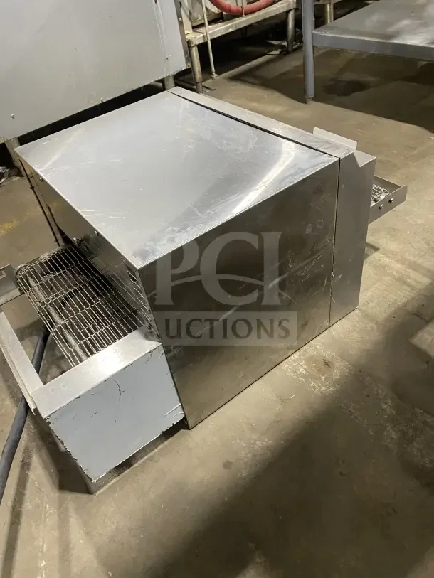 Avantco TT-P14-240, 14" stainless steel electric conveyor pizza oven, model TTP14240, serial 1717823177CVROV14RD, 240V.