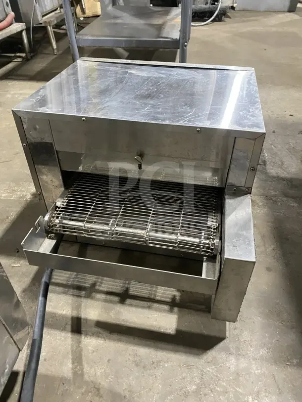 Avantco TT-P14-240 stainless steel electric countertop conveyor pizza oven, 14", used, 240V, serial number 1717823177CVROV14RD.