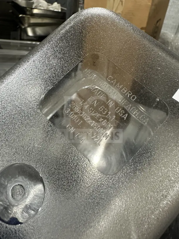 Cambro SP7304 clear polycarbonate 1/4-size food pan, commercial grade, made in USA, dimensions 265x162x150mm, 3.7L capacity.
