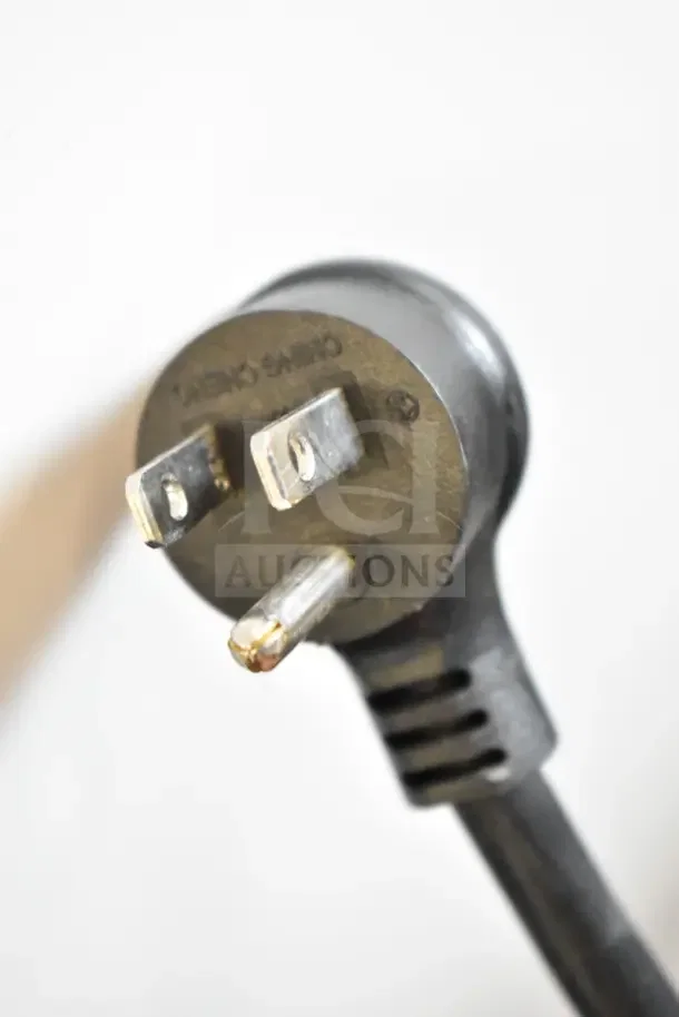 Close-up of a power plug for the 2021 True TSCI-600R-G-PH Reach In Cooler Merchandiser, 115 Volts, 1 Phase.