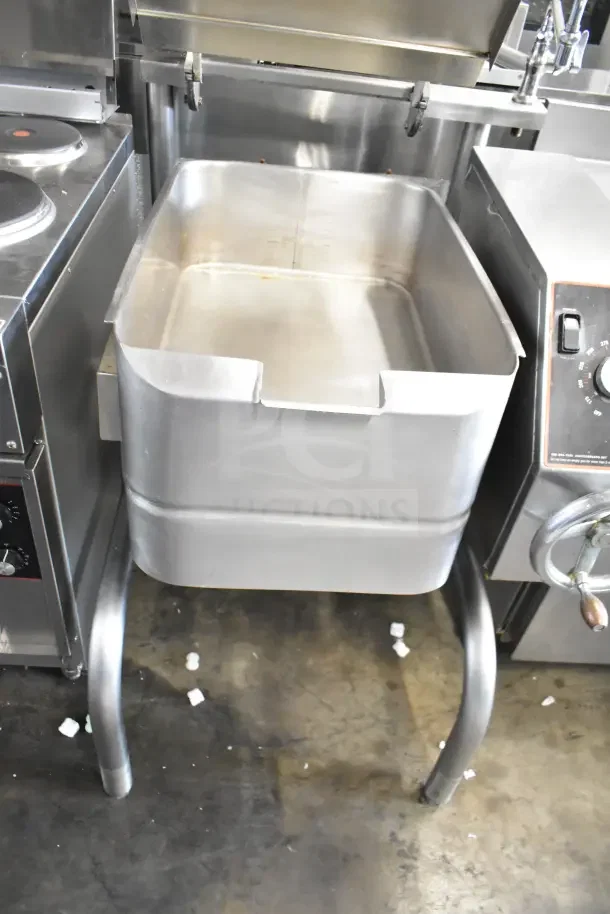 2022 Groen BPM-15EC 15-gallon braising pan, electric, manual tilt, 208V, 3 phase, sturdy condition.