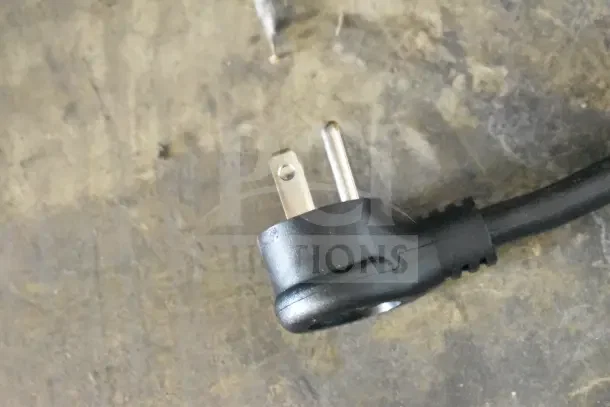 Close-up of a grounded power plug for the True TSCI-600R-G-PH cooler, part of the 115 Volts, 1 Phase setup.