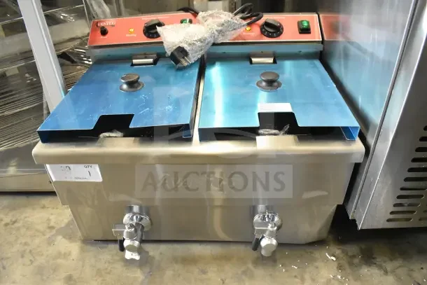 Avantco 177F202 30 lb. dual tank electric fryer, scratch and dent condition. Stainless steel, 208-240V, countertop model.