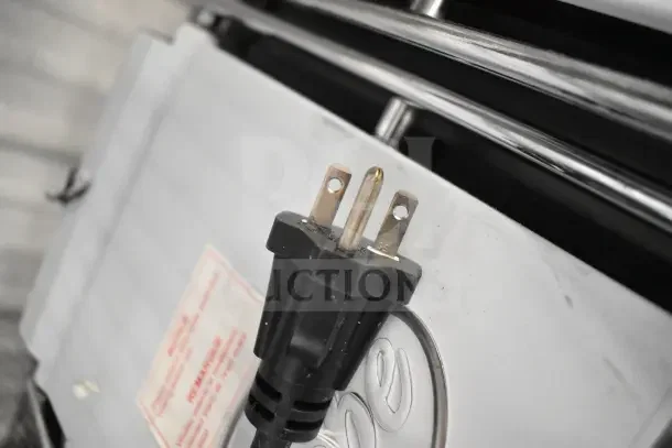Brand new 2024 Globe GSGDUE10 Bistro Series double sandwich grill plug, 208/240V, 1 phase, smooth plates, 20"x10".