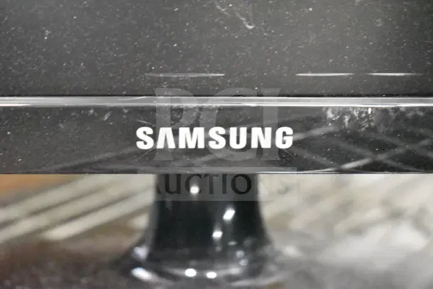Samsung S22D300HY Monitor, black, with visible scratches on the frame. Samsung logo prominently displayed.