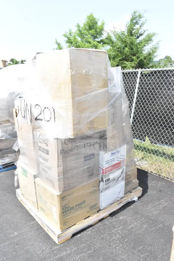 Pallet of 24 new scratch and dent foodservice items, including straws and cups. Labels show brands like Choice and Hefty.