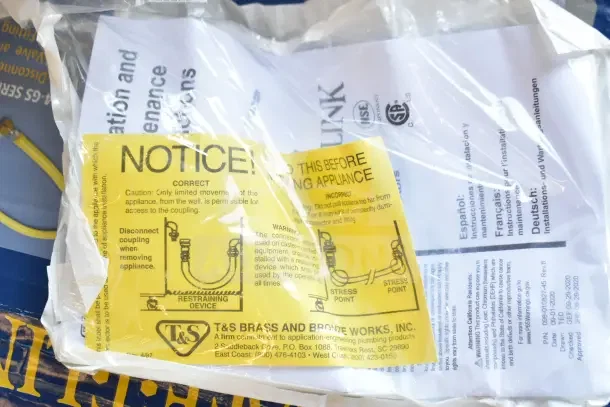 BRAND NEW SCRATCH AND DENT! T&S HG-4D-48K 48" yellow coated steel gas appliance hose with FreeSpin fitting and kit.