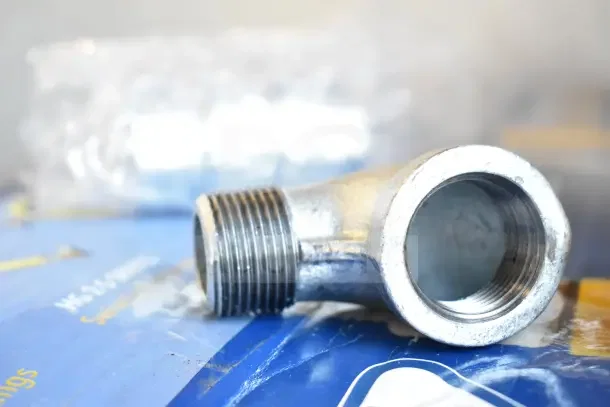 BRAND NEW T&S 48" yellow coated steel gas hose, 3/4" NPT, includes FreeSpin fitting and installation kit, slight scratches.