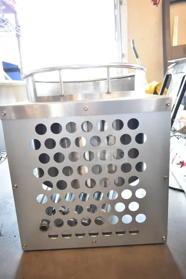 BRAND NEW Cooking Performance Group WOKR16N wok range, 16" ring, natural gas, 125,000 BTU, scratch and dent condition.