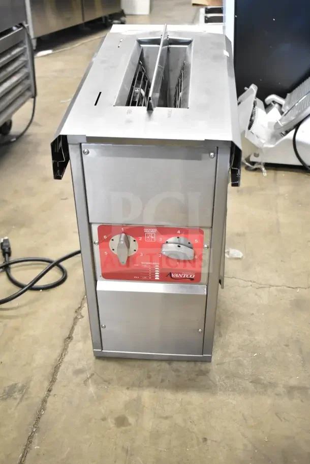 Brand new Avantco 177CPBTR66B commercial bun toaster. Scratch and dent condition. 208 Volts, 1 Phase. Front panel controls.