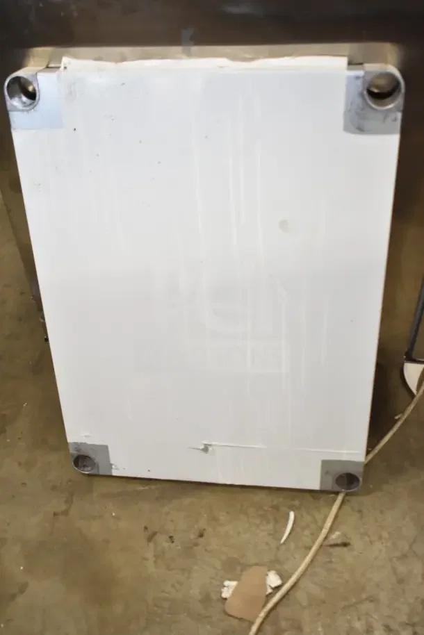 Brand new ServIt 423GST2WELP steam table with minor scratches. Two-pan capacity, liquid propane, with undershelf, 7000 BTU.
