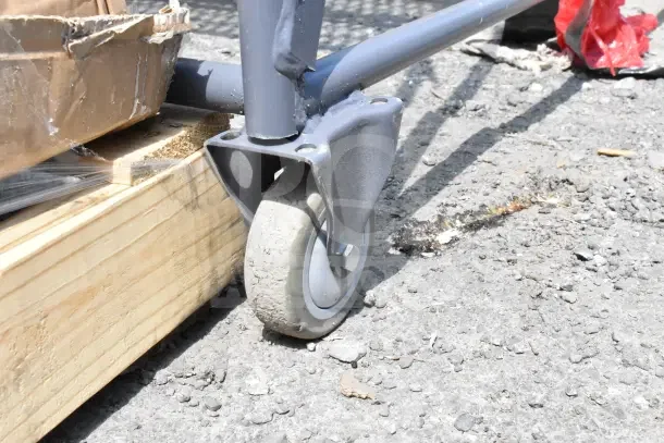 Tri-Arc 5-step steel mobile work platform wheel. Sturdy caster for mobility. Scratch and dent condition. 800 lb capacity.