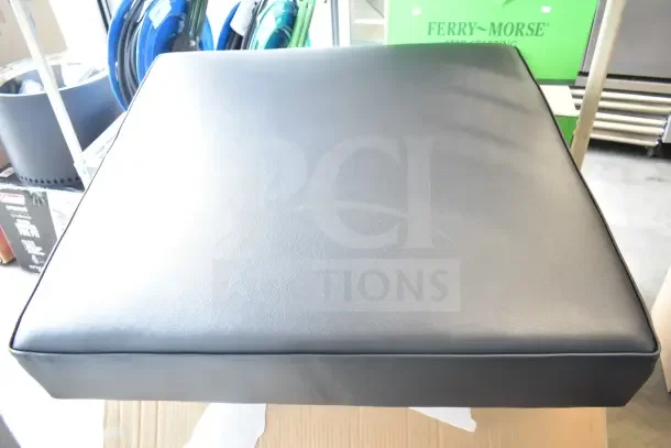 Black Ottoman 7HK144PUBL-D, brand new, minor scratches and dents, sleek design, high-quality material, versatile use.