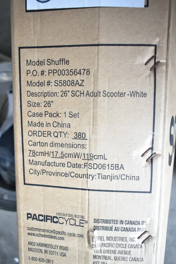 Cardboard box for a Schwinn Shuffle 26" Adult Scooter in white. Model: S5808AZ. Made in China. Box dimensions: 78x17.5x119cm.
