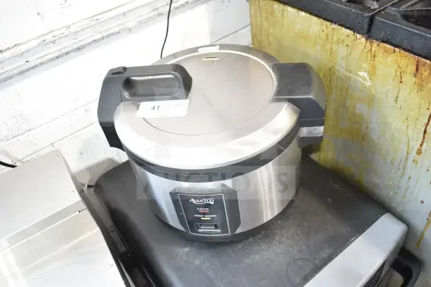 Avantco 177RCSB40 rice cooker, 40-cup capacity, sealed lid, 120 volts, stainless steel, countertop model, excellent condition.