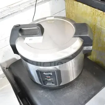 Avantco 177RCSB40 rice cooker, 40-cup capacity, sealed lid, 120 volts, stainless steel, countertop model, excellent condition.