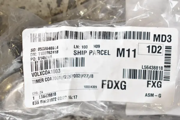 Package label showing shipment details for a parcel containing 28 scratch and dent items, including various components.