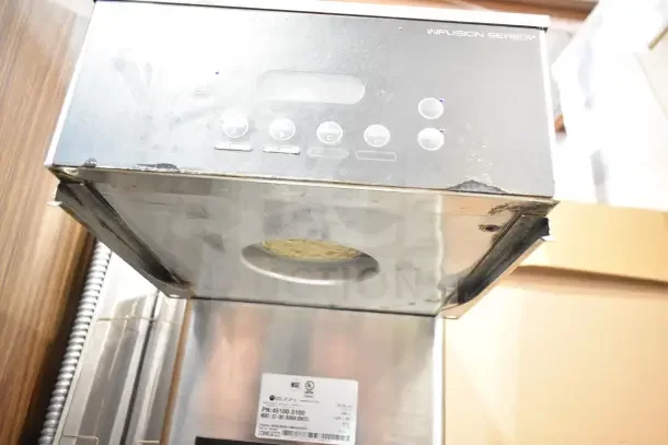 2019 Bunn IC3-DBC 45100.0100 countertop iced tea machine, 120V, 1 phase. Visible scratches, control panel with buttons.