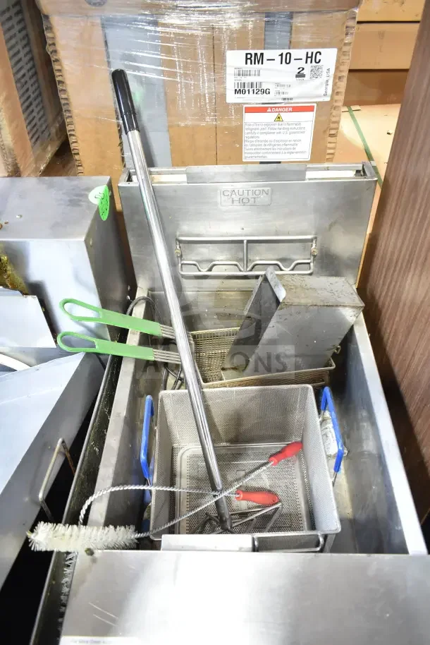 Frymaster GPCSC natural gas pasta cooker, floor model, 80,000 BTU, on casters. Includes green handle skimmers and mesh baskets.