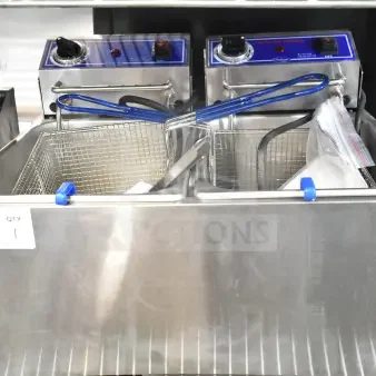 BRAND NEW SCRATCH AND DENT! 2025 Globe PF32E  32 lb. Dual Tank Electric Countertop Fryer. 208/240 Volts, 1 Phase.